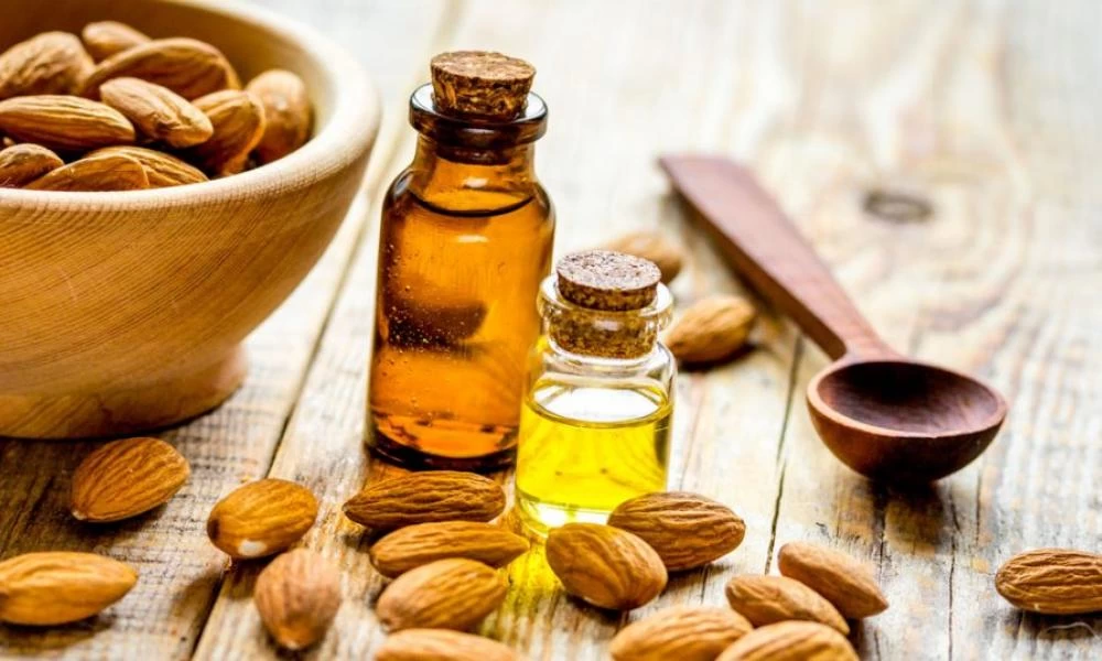 Αμυγδαλέλαιο: Το θαυματουργό καλλυντικό για τη γυναικεία ομορφιά